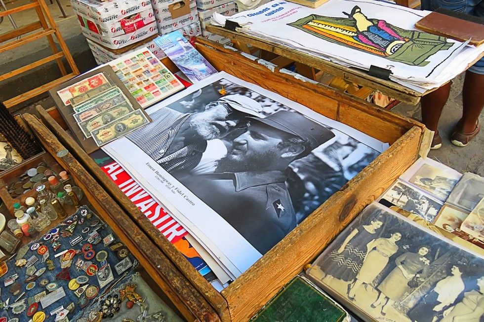 Hemingway és Fidel Castro egy kubai képeslapon