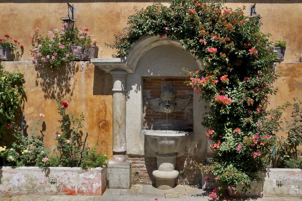 Antigua, Guatemala, udvar szökőkúttal és rózsákkal