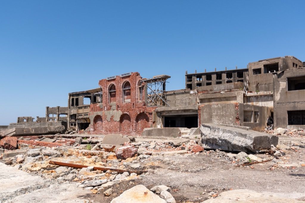 Hashima épületei ma csak egy szellemváros romjai