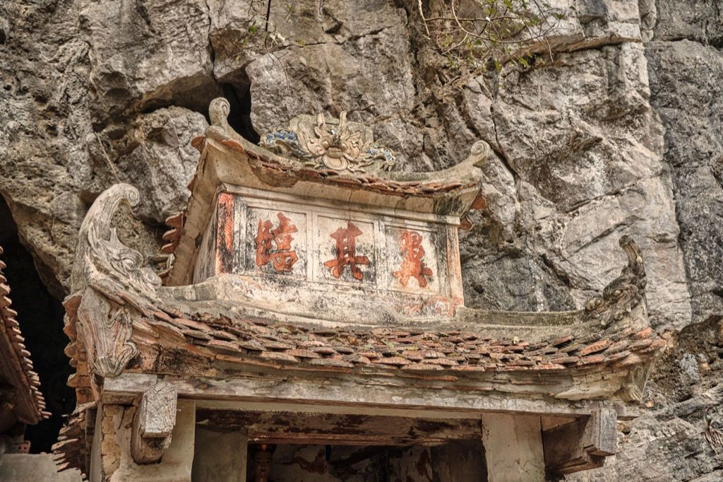 Ninh Binh ősi helyszíne a Bich Dong pagoda kapuja fölötti felirat