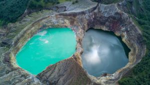 Kelimutu vulkán színes tavai