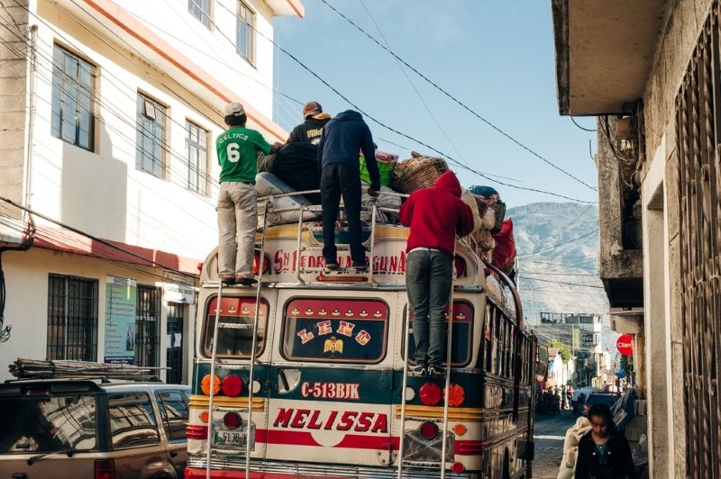 Csirkebusz, amin emberek utaznak.