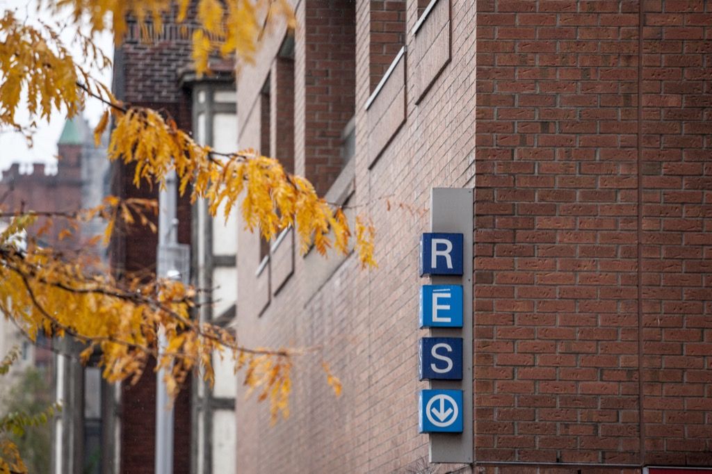 A RÉSO föld alatti alagúthálózat egyik lejárata