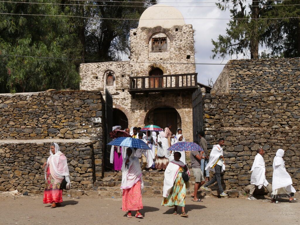 Istentisztelet után gondari hívők jönnek ki a Debre Birhan Szelasszié templomból
