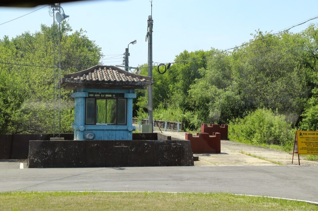 Őrbódé a Soha Vissza Nem Térés híd mellett