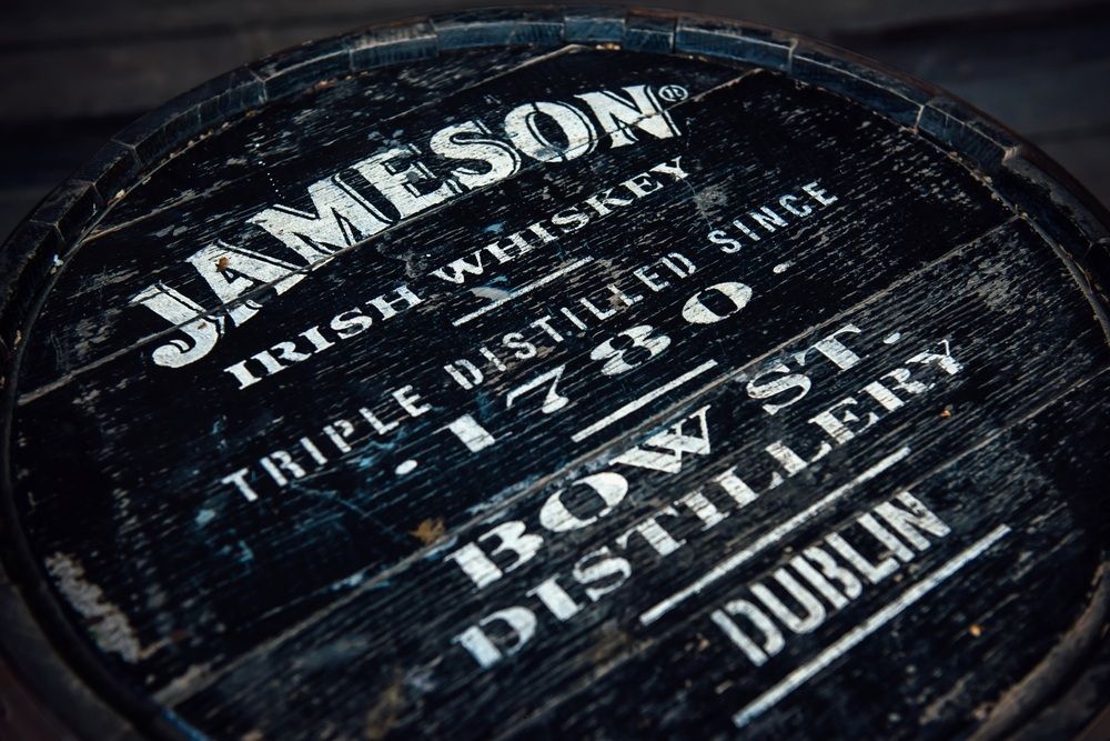 Jameson whiskey hordóban
