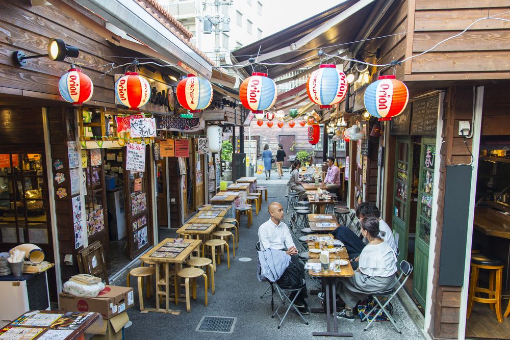 Utcai kifőzdék sora Okinawában, Japánban.
