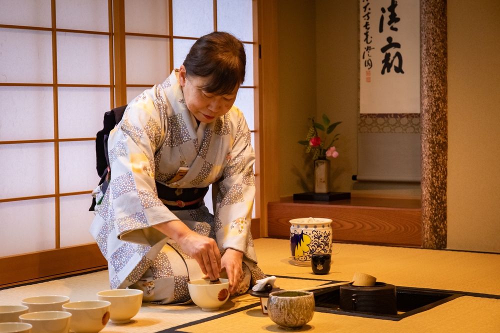 Teaceremónát tartó japán nő.