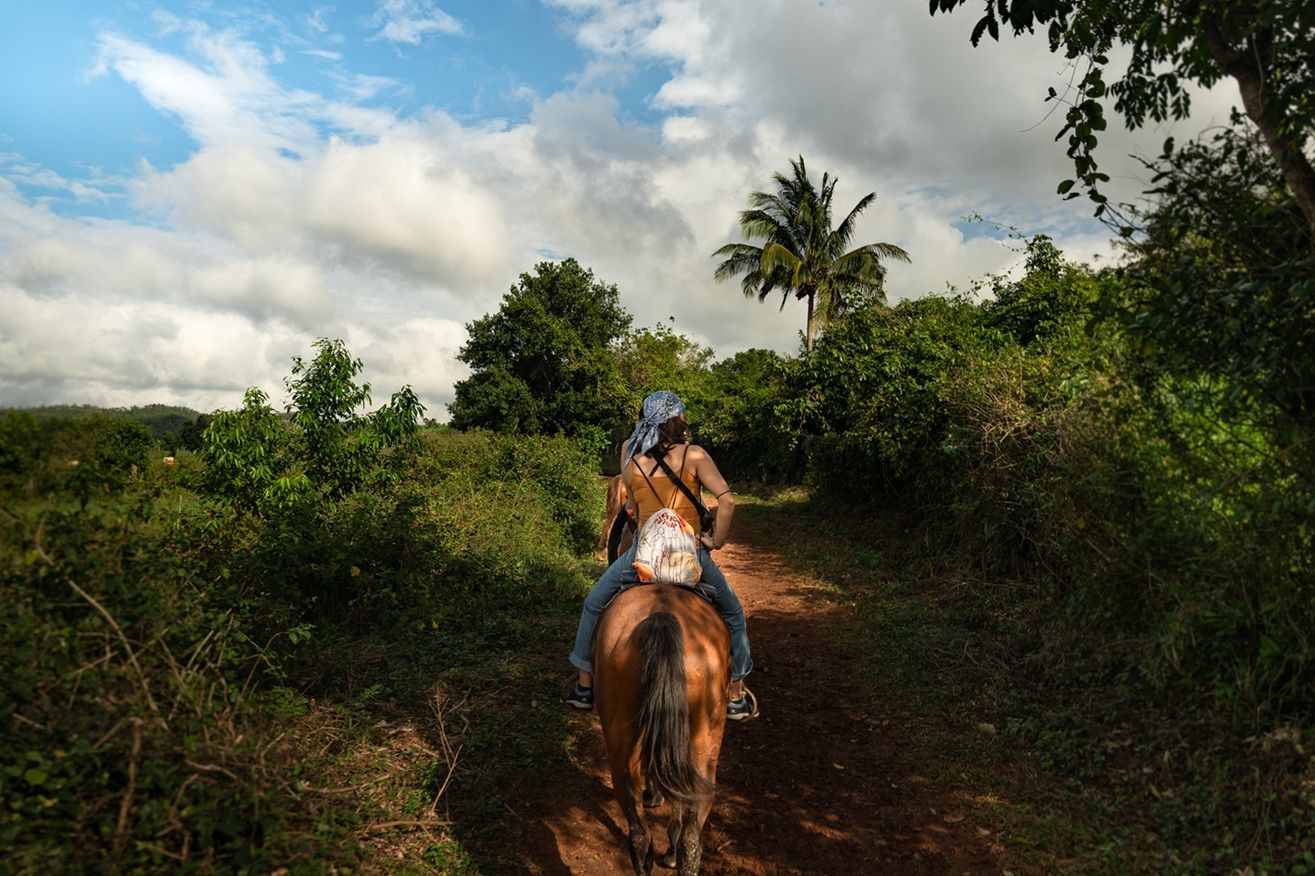 Lóháttól a hintaszékig: miért szeret bele minden utazó Viñalesbe?