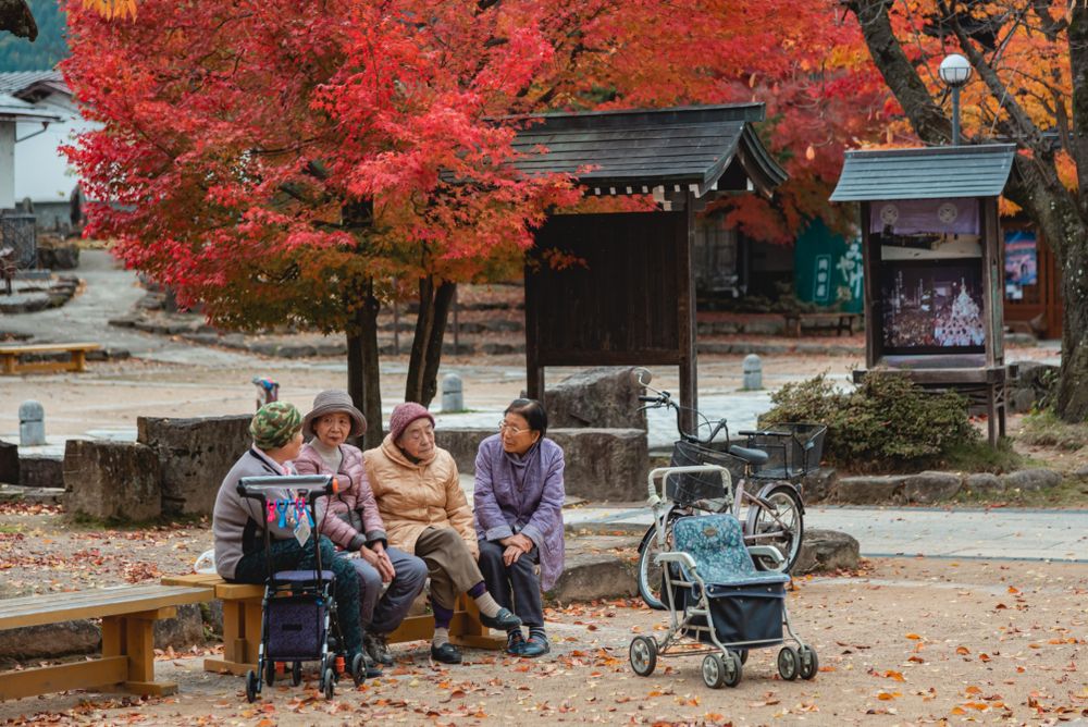 Három idős nő Japán utcáján ül és beszélget. A  japán koncepciók egyike, a moai a gyakorlatban.