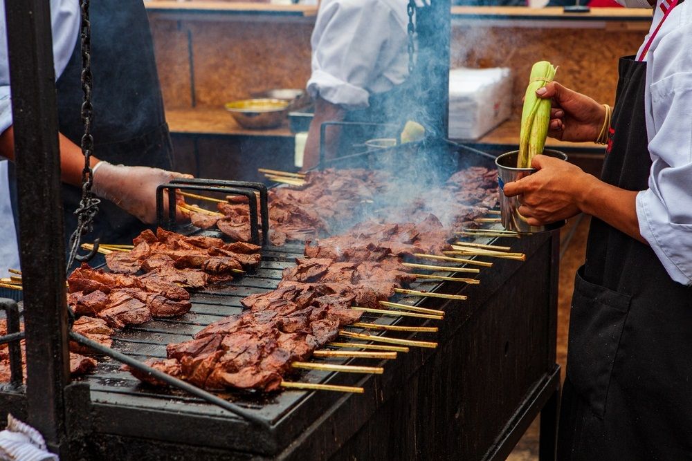 Anticuchos sütése Peru utcáin.