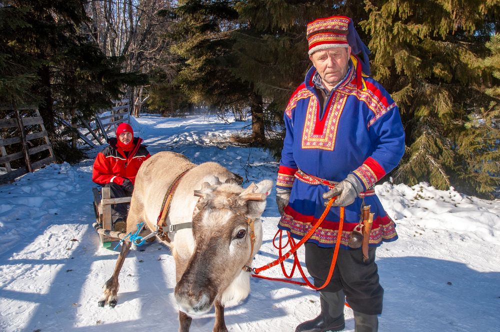 Számi férfi a számik hagyományos ruhájában